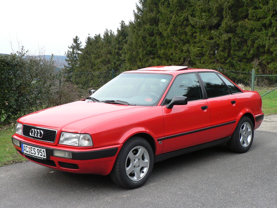 Четвертое поколение Audi 80 (B4) появилось в 1991 году и фактически являлось крупной модернизацией прежней машины В3. Появились подушки безопасности, улучшены материалы отделки и оснащения, даже заднюю подвеску изменили так, чтобы можно было сложить задний диван. Автомобиль стал подтягиваться к BMW 3-серии и Mercedes-Benz C-класса. Впервые под капотом появились двигатели V6 объемом 2.6 (150 л.с.) и 2.8 (174 л.с.), а турбодизель 1.9 выдавал 75 или 90 л.с. (с неразделенной камерой сгорания). Был и универсал Audi 80 Avant, который превратили в снаряд RS2 Avant мощностью 315 л.с. До 100 км/ч он мог разогнаться за 4,8 с, что в те годы было на уровне Porsche 911. Но дольше всего пожил открытый Audi 80: Cabriolet выпускали аж до 2000 года. Audi