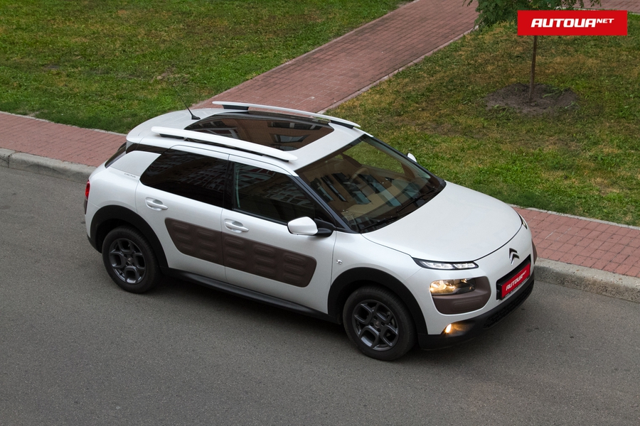 Средние стойки затемнены у многих машин, а Citroen решил закрасить и передние, чтобы добиться эффекта «парящей» крыши. Citroen C4 Cactus