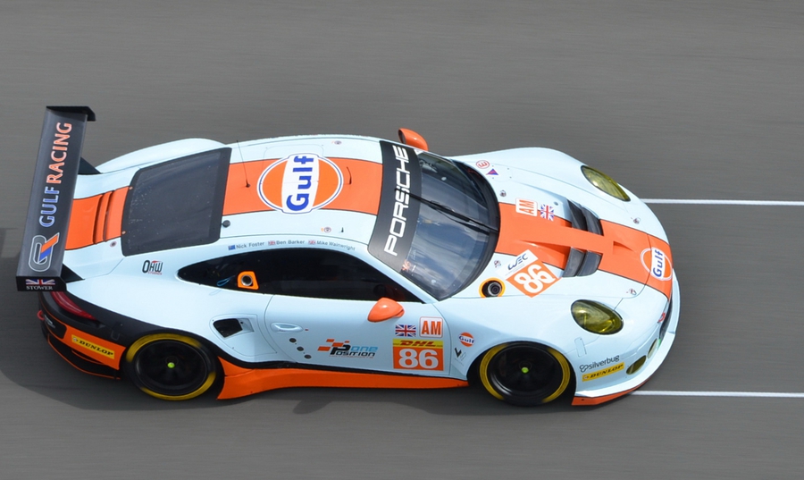 Зато в зачёте LM GTE Am у старожила 911 RSR (991), так же выступающего в WEC без особых изменений с 2015 года, до сих пор получается объезжать и куда более аэродинамически изощрённые Ferrari 488 GTE, и мощнейшие Aston Martin Vantage V8. То ли будет через год, когда "амотарам" станут доступны среднемоторные RSR. Ведь в отличие от 919 Hybrid "грантуризмовские" Porsche остаются в чемпионате мира. porsche 919 hybrid 918 Panamera hybrid