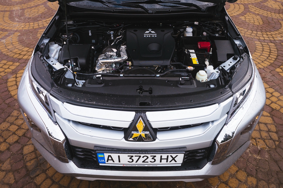 Двигатель остался прежним – старый-добрый 4N15 2.4L Не шибко мощный, но на редкость стойкий, надёжный и вообще неприхотливый. И весьма тяговитый – целых 430 Нм, легко срывающие корму в занос даже при прежнем, симметричном распределении тяги. Теперь пропорция составляет ещё более драйверские 40:60. В зависимости от настройки (и наличия электронной системы изменения фаз газораспределения MIVEC) турбодизель выдаёт 154 или 181 л. с. Mitsubishi L200