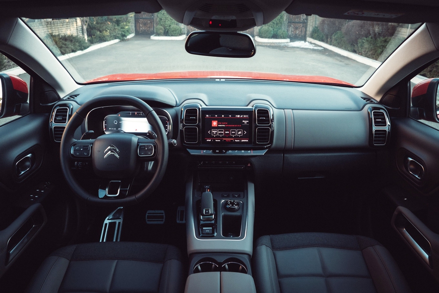 Салонное зеркало «не простое, а золотое» - со встроенным видеорегистратором Garmin IDVR системы Connected Cam с 16-гиговым хард-диском. Это настоящее всевидящее око, снимающее всё происходящее перед автомобилем (угол обзора – 120 градов) в HD-качестве, с регистрацией координат по GPS. Картинку можно скачать либо посредством разъема micro-USB, либо по Wi-Fi. Citroen С5 Aircross