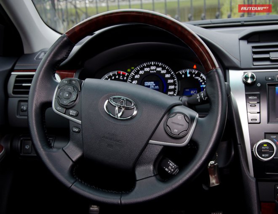 Тест-драйв Toyota Camry (Тойота Камри) интерьер руль