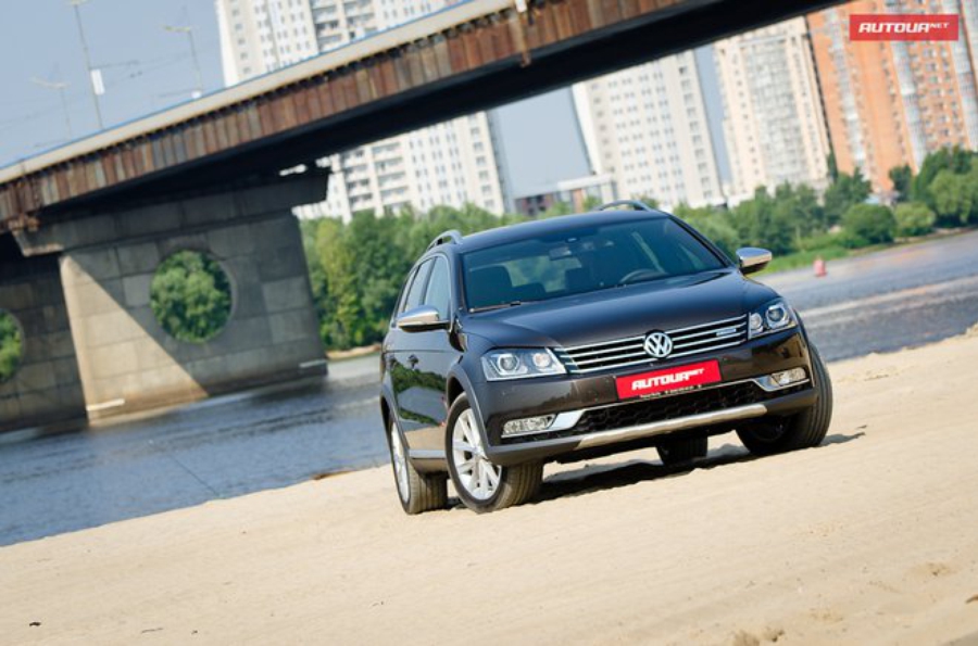Тест-драйв Volkswagen Passat Alltrack вид спереди