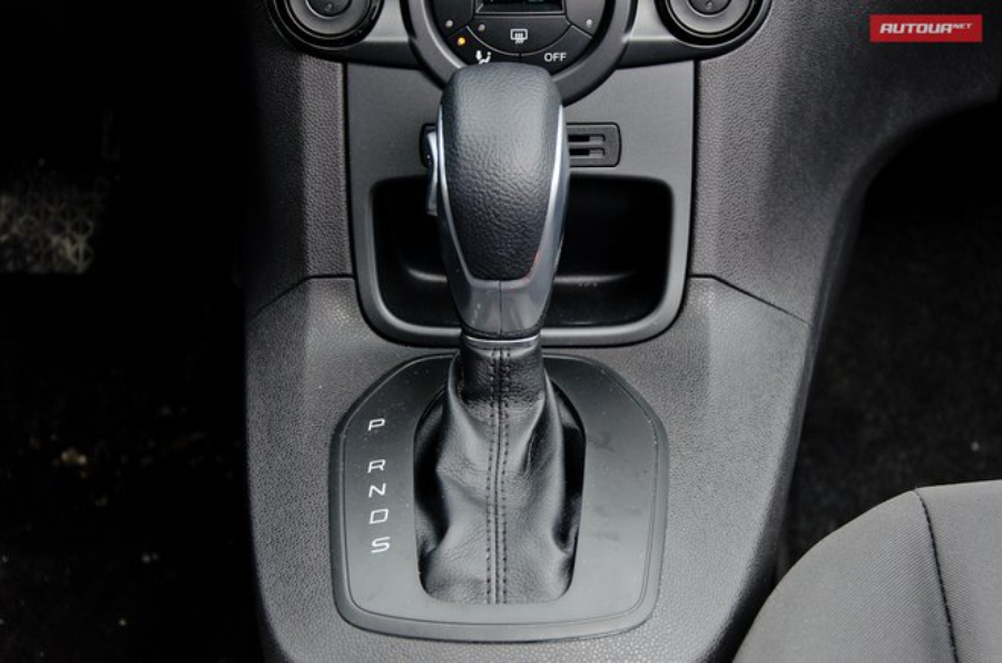 Ford Fiesta 2013 в Украине интерьер коробка передач