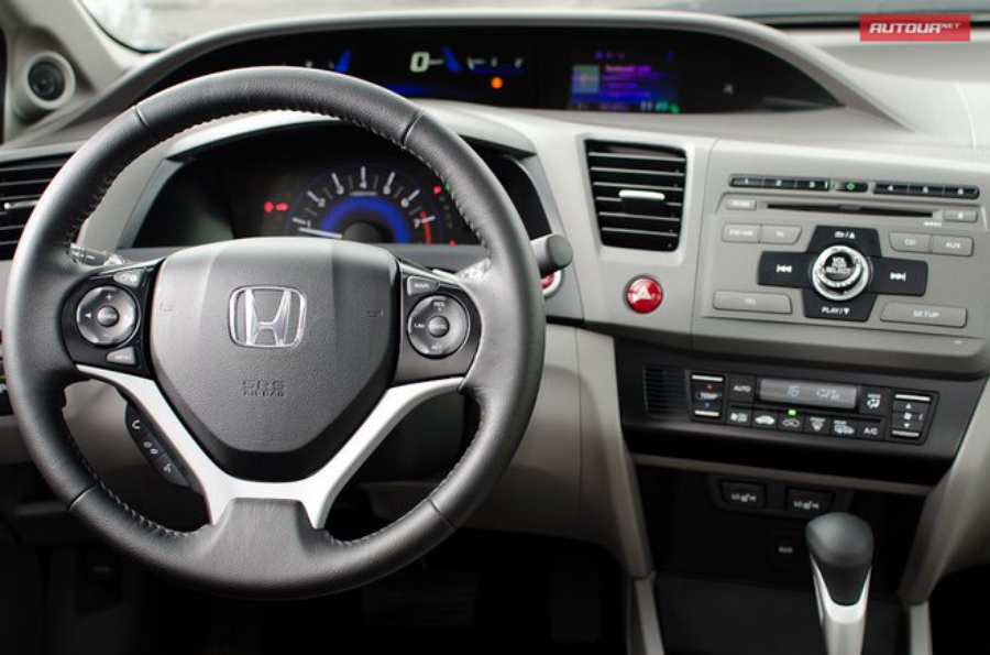 Тест-драйв Honda Civic седан (Хонда Цивик седан) интерьер руль