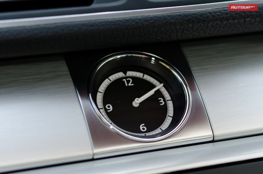 Тест-драйв Volkswagen CC (Фольксваген CC) интерьер часы