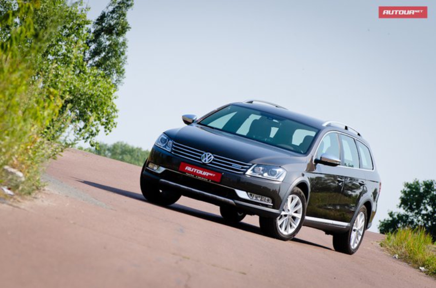 Тест-драйв Volkswagen Passat Alltrack вид спереди три четверти