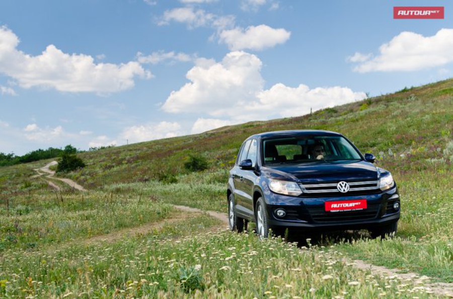 Тест-драйв Volkswagen Tiguan бездорожье спереди