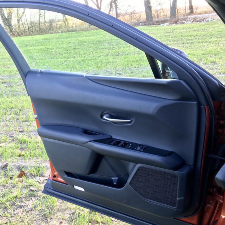 Пластиковая накладка в нижней части двери покрывает порог автомобиля.
