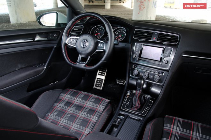 Volkswagen Golf GTI интерьер