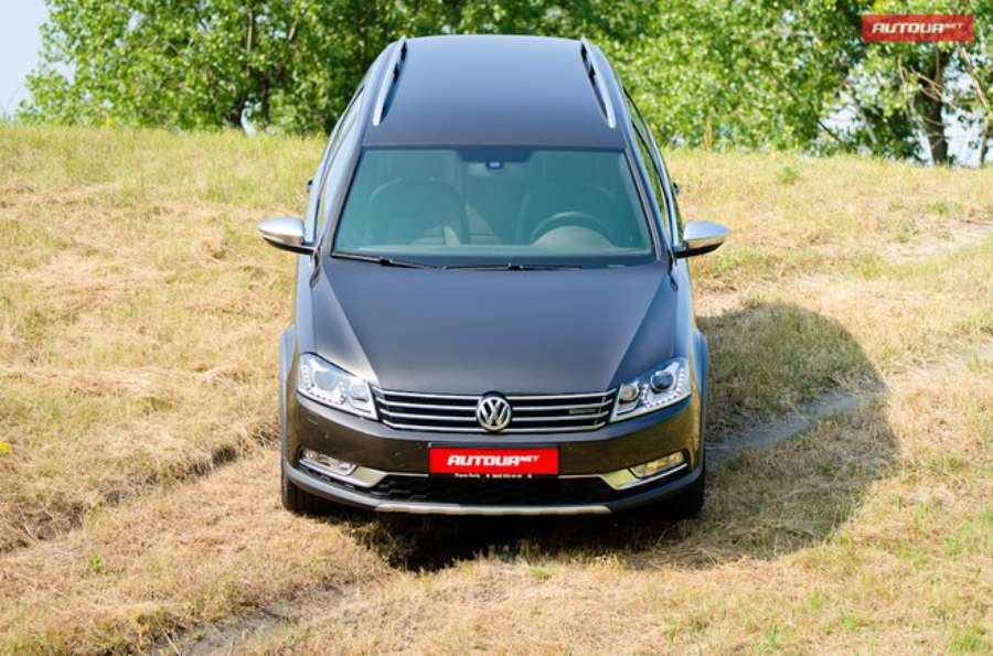 Тест-драйв Volkswagen Passat Alltrack вид спереди на спуске