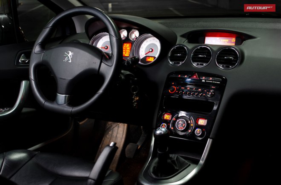 Тест-драйв Peugeot 308 (Пежо 308) интерьер