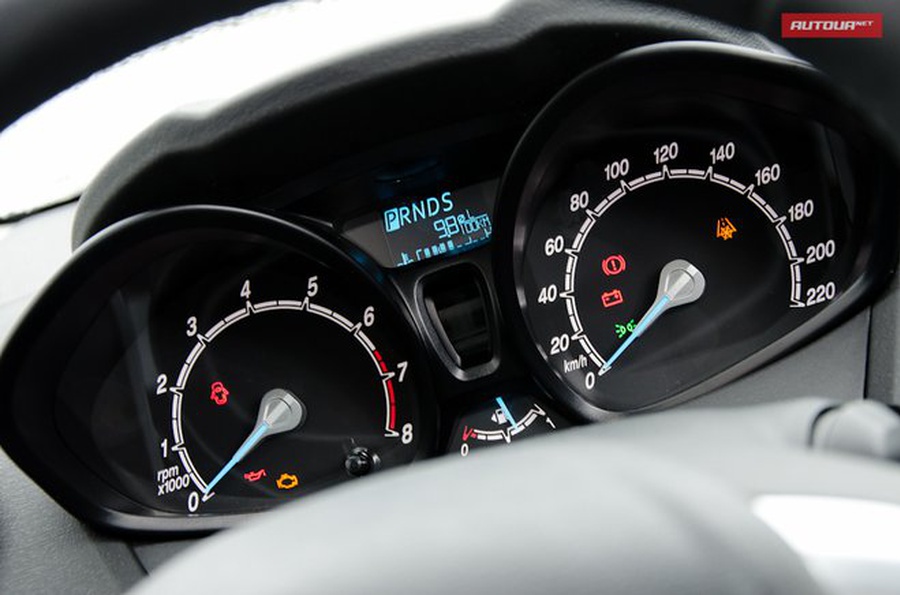Ford Fiesta 2013 панель приборов