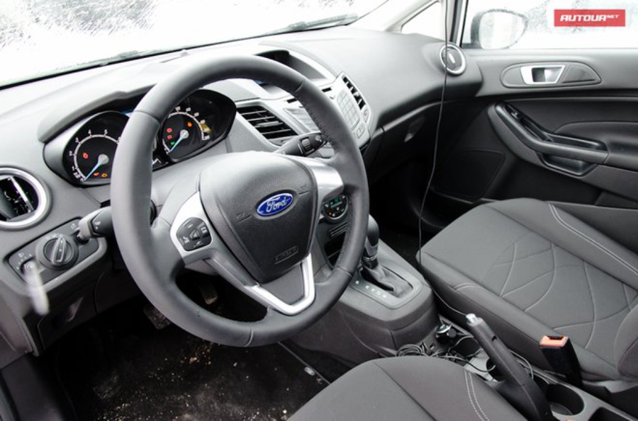 Ford Fiesta 2013 в Украине интерьер рулевое колесо