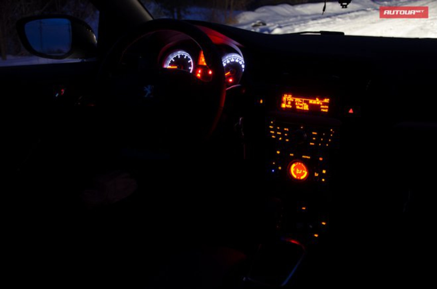 Peugeot 301 салон с включенной подсветкой
